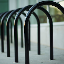 rack de bicicletas urbanos con tubos circulares